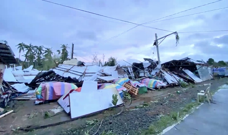 Topan Kalmaegi semakin intensif saat menghantam wilayah tengah Filipina pada Selasa (4/11/2025). Biro Meteorologi memperingatkan kondisi “mengancam jiwa”, menempatkan sebagian besar kawasan Visayas dalam peringatan badai tingkat dua. (Tangkapan Layar Video Reuters/MDRRMO SILAGO HANDOUT)