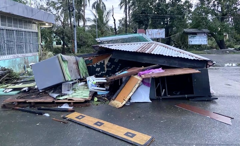 Topan Kalmaegi semakin intensif saat menghantam wilayah tengah Filipina pada Selasa (4/11/2025). Biro Meteorologi memperingatkan kondisi “mengancam jiwa”, menempatkan sebagian besar kawasan Visayas dalam peringatan badai tingkat dua. (Tangkapan Layar Video Reuters/MDRRMO SILAGO HANDOUT)