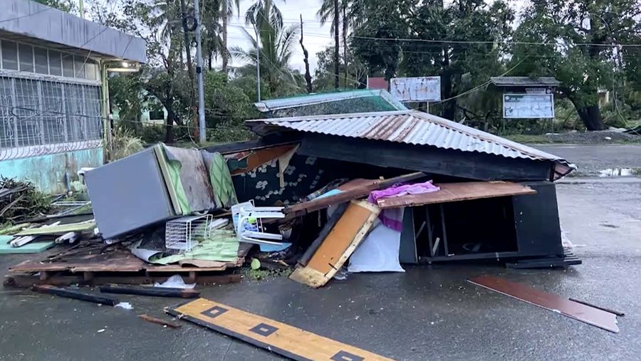 Topan Kalmaegi semakin intensif saat menghantam wilayah tengah Filipina pada Selasa (4/11/2025). Biro Meteorologi memperingatkan kondisi “mengancam jiwa”, menempatkan sebagian besar kawasan Visayas dalam peringatan badai tingkat dua. (Tangkapan Layar Video Reuters/MDRRMO SILAGO HANDOUT)