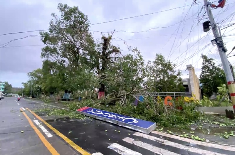 Topan Kalmaegi semakin intensif saat menghantam wilayah tengah Filipina pada Selasa (4/11/2025). Biro Meteorologi memperingatkan kondisi “mengancam jiwa”, menempatkan sebagian besar kawasan Visayas dalam peringatan badai tingkat dua. (Tangkapan Layar Video Reuters/MDRRMO SILAGO HANDOUT)
