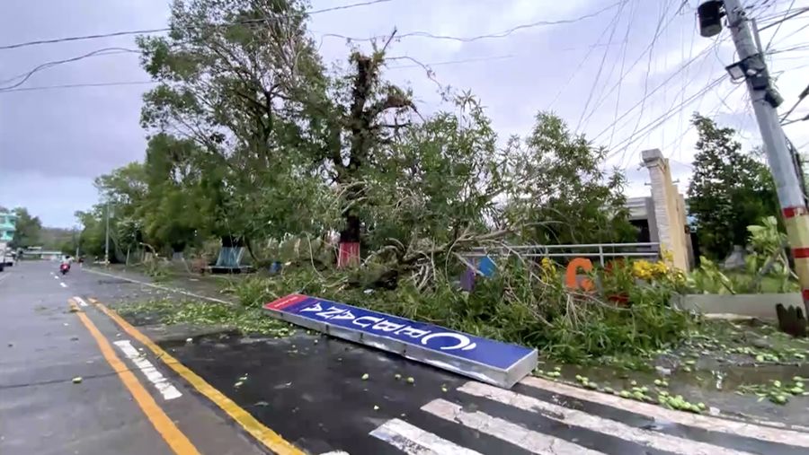 Topan Kalmaegi semakin intensif saat menghantam wilayah tengah Filipina pada Selasa (4/11/2025). Biro Meteorologi memperingatkan kondisi “mengancam jiwa”, menempatkan sebagian besar kawasan Visayas dalam peringatan badai tingkat dua. (Tangkapan Layar Video Reuters/MDRRMO SILAGO HANDOUT)