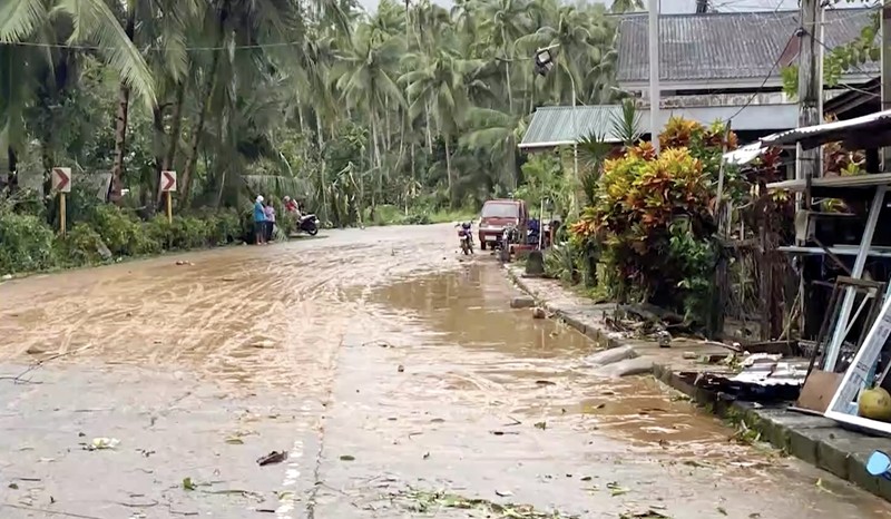 Topan Kalmaegi semakin intensif saat menghantam wilayah tengah Filipina pada Selasa (4/11/2025). Biro Meteorologi memperingatkan kondisi “mengancam jiwa”, menempatkan sebagian besar kawasan Visayas dalam peringatan badai tingkat dua. (Tangkapan Layar Video Reuters/MDRRMO SILAGO HANDOUT)