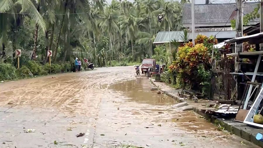 Topan Kalmaegi semakin intensif saat menghantam wilayah tengah Filipina pada Selasa (4/11/2025). Biro Meteorologi memperingatkan kondisi “mengancam jiwa”, menempatkan sebagian besar kawasan Visayas dalam peringatan badai tingkat dua. (Tangkapan Layar Video Reuters/MDRRMO SILAGO HANDOUT)