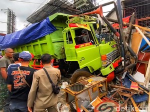 Truk Hilang Kendali Tabrak Warung Mi Ayam di Sukabumi