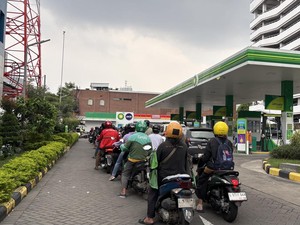Efek Pertalite, Warga Surabaya Serbu Pertamax dan SPBU Swasta