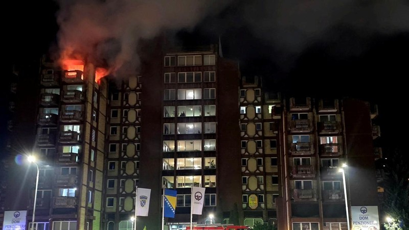 Api membubung saat kebakaran melanda panti jompo, di kota Tuzla, Bosnia dan Herzegovina, 4 November 2025. (REUTERS/Mersiha Bajric)