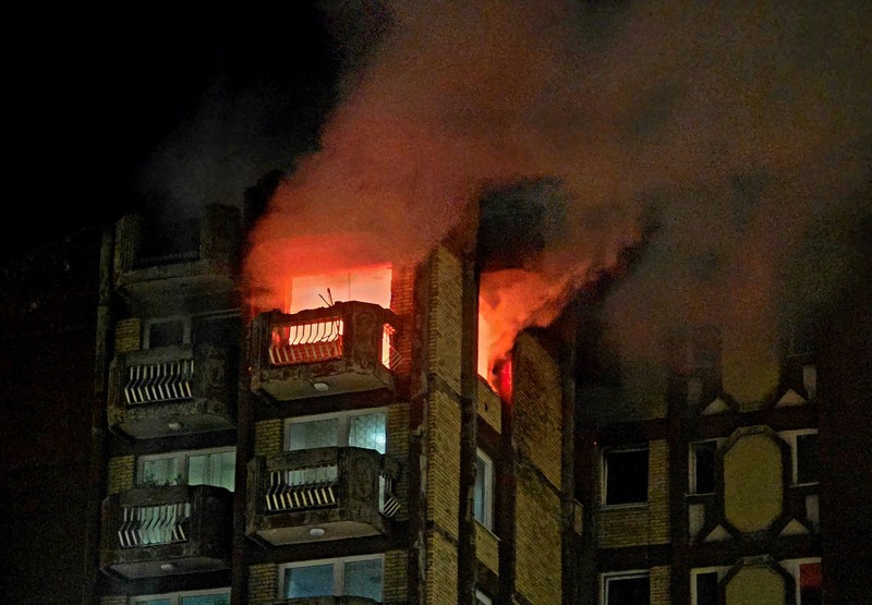 Api membubung saat kebakaran melanda panti jompo, di kota Tuzla, Bosnia dan Herzegovina, 4 November 2025. (REUTERS/Mersiha Bajric)