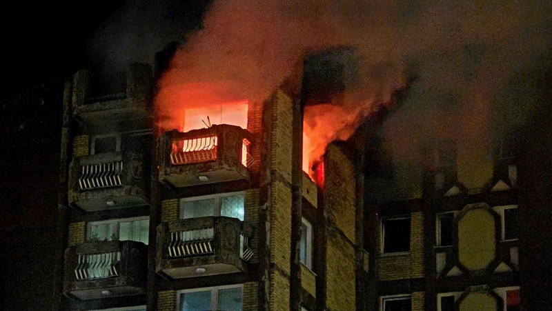 Api membubung saat kebakaran melanda panti jompo, di kota Tuzla, Bosnia dan Herzegovina, 4 November 2025. (REUTERS/Mersiha Bajric)