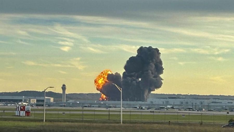 Asap mengepul dari reruntuhan pesawat kargo UPS MD-11 setelah jatuh saat lepas landas dari Bandara Internasional Louisville Muhammad Ali di Louisville, Kentucky, AS, 4 November 2025. (Jeff Faughender/USA Today Network via REUTERS)