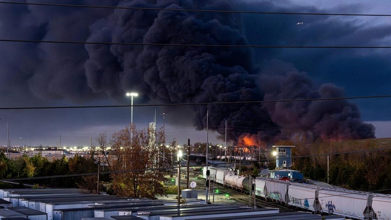 Asap mengepul dari reruntuhan pesawat kargo UPS MD-11 setelah jatuh saat lepas landas dari Bandara Internasional Louisville Muhammad Ali di Louisville, Kentucky, AS, 4 November 2025. (Jeff Faughender/USA Today Network via REUTERS)