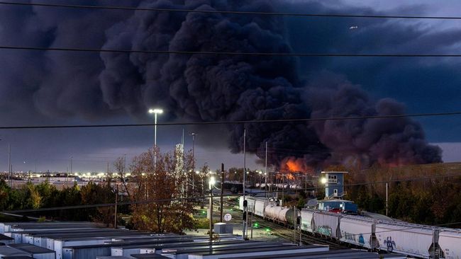 Pesawat Kargo UPS Meledak dan Jatuh, 3 Orang Tewas dalam Bola Api Besar
