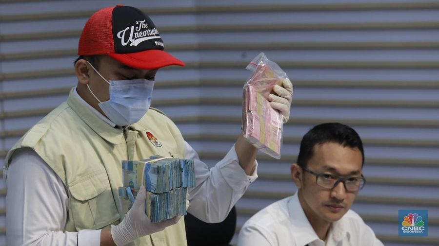 Gubernur Riau Abdul Wahid dan para tersangka mengenakan rompi oranye saat dihadirkan dalam konferensi pers di Gedung Merah Putih Komisi Pemberantasan Korupsi (KPK), Jakarta, Rabu (5/11/2025). (CNBC Indonesia/Muhammad Sabki)