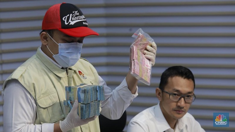 Gubernur Riau Abdul Wahid dan para tersangka mengenakan rompi oranye saat dihadirkan dalam konferensi pers di Gedung Merah Putih Komisi Pemberantasan Korupsi (KPK), Jakarta, Rabu (5/11/2025). (CNBC Indonesia/Muhammad Sabki)