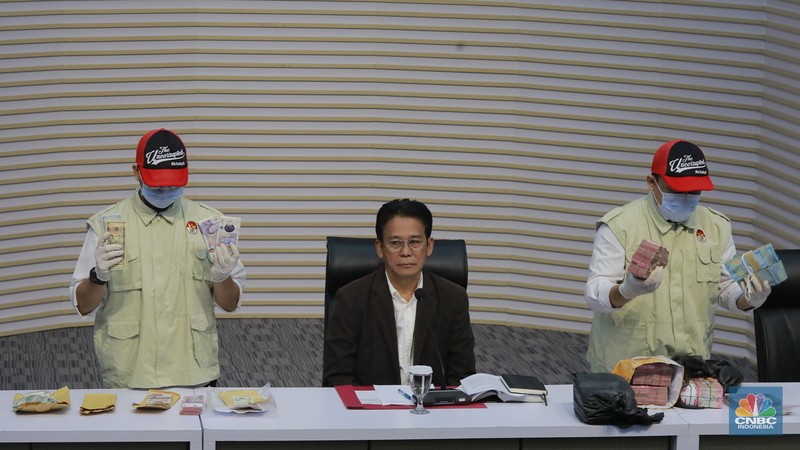 Gubernur Riau Abdul Wahid dan para tersangka mengenakan rompi oranye saat dihadirkan dalam konferensi pers di Gedung Merah Putih Komisi Pemberantasan Korupsi (KPK), Jakarta, Rabu (5/11/2025). (CNBC Indonesia/Muhammad Sabki)