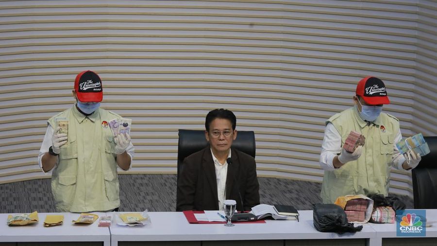 Gubernur Riau Abdul Wahid dan para tersangka mengenakan rompi oranye saat dihadirkan dalam konferensi pers di Gedung Merah Putih Komisi Pemberantasan Korupsi (KPK), Jakarta, Rabu (5/11/2025). (CNBC Indonesia/Muhammad Sabki)