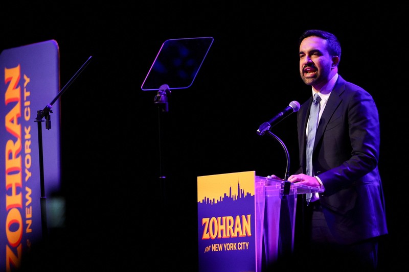 Calon walikota New York City dari Partai Demokrat, Zohran Mamdani, melambaikan tangan di atas panggung setelah memenangi pemilihan Walikota New York City 2025, pada rapat umum malam pemilihan di wilayah Brooklyn, New York City, New York, AS, 4 November 2025. (REUTERS/Shannon Stapleton)
