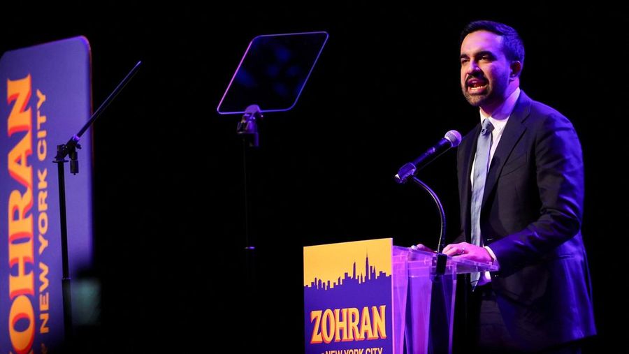 Calon walikota New York City dari Partai Demokrat, Zohran Mamdani, melambaikan tangan di atas panggung setelah memenangi pemilihan Walikota New York City 2025, pada rapat umum malam pemilihan di wilayah Brooklyn, New York City, New York, AS, 4 November 2025. (REUTERS/Shannon Stapleton)