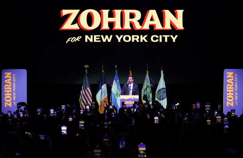 Calon walikota New York City dari Partai Demokrat, Zohran Mamdani, melambaikan tangan di atas panggung setelah memenangi pemilihan Walikota New York City 2025, pada rapat umum malam pemilihan di wilayah Brooklyn, New York City, New York, AS, 4 November 2025. (REUTERS/Shannon Stapleton)