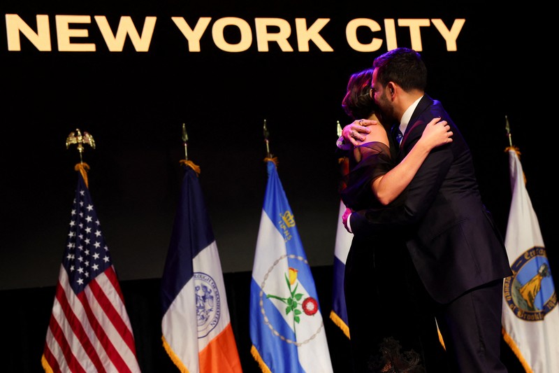 Calon walikota New York City dari Partai Demokrat, Zohran Mamdani, melambaikan tangan di atas panggung setelah memenangi pemilihan Walikota New York City 2025, pada rapat umum malam pemilihan di wilayah Brooklyn, New York City, New York, AS, 4 November 2025. (REUTERS/Shannon Stapleton)