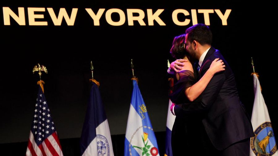 Calon walikota New York City dari Partai Demokrat, Zohran Mamdani, melambaikan tangan di atas panggung setelah memenangi pemilihan Walikota New York City 2025, pada rapat umum malam pemilihan di wilayah Brooklyn, New York City, New York, AS, 4 November 2025. (REUTERS/Shannon Stapleton)