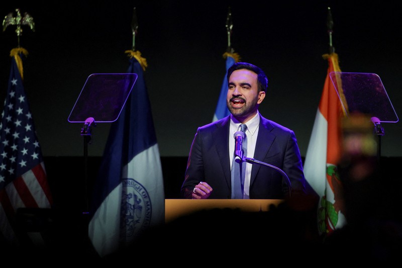 Calon walikota New York City dari Partai Demokrat, Zohran Mamdani, melambaikan tangan di atas panggung setelah memenangi pemilihan Walikota New York City 2025, pada rapat umum malam pemilihan di wilayah Brooklyn, New York City, New York, AS, 4 November 2025. (REUTERS/Shannon Stapleton)