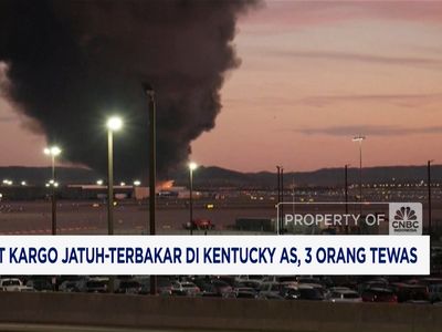 Video: Pesawat Kargo Jatuh & Terbakar di Kentucky AS, 3 Orang Tewas