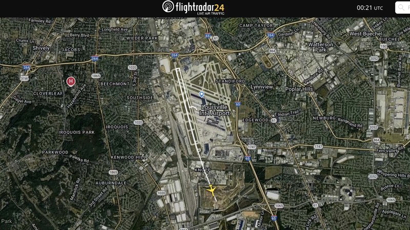 Asap mengepul dari reruntuhan pesawat kargo UPS MD-11 setelah jatuh saat lepas landas dari Bandara Internasional Louisville Muhammad Ali di Louisville, Kentucky, AS, 4 November 2025. (Jeff Faughender/USA Today Network via REUTERS)