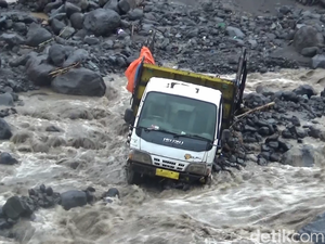 Dua Truk Tambang Terjebak Banjir Lahar Semeru di Kali Regoyo Lumajang
