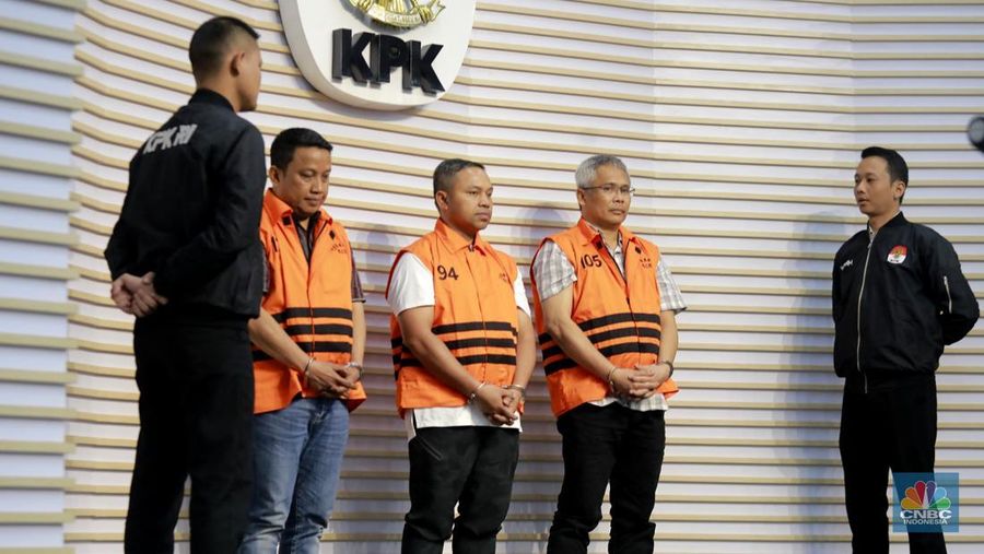 Gubernur Riau Abdul Wahid dan para tersangka mengenakan rompi oranye saat dihadirkan dalam konferensi pers di Gedung Merah Putih Komisi Pemberantasan Korupsi (KPK), Jakarta, Rabu (5/11/2025). (CNBC Indonesia/Muhammad Sabki)