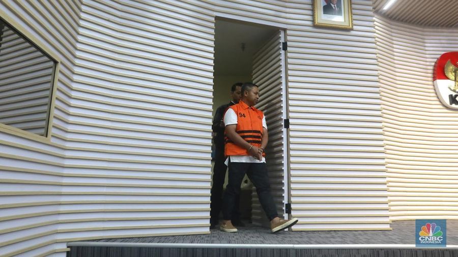 Gubernur Riau Abdul Wahid dan para tersangka mengenakan rompi oranye saat dihadirkan dalam konferensi pers di Gedung Merah Putih Komisi Pemberantasan Korupsi (KPK), Jakarta, Rabu (5/11/2025). (CNBC Indonesia/Muhammad Sabki)