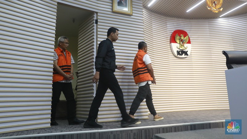 Gubernur Riau Abdul Wahid dan para tersangka mengenakan rompi oranye saat dihadirkan dalam konferensi pers di Gedung Merah Putih Komisi Pemberantasan Korupsi (KPK), Jakarta, Rabu (5/11/2025). (CNBC Indonesia/Muhammad Sabki)