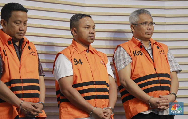Gubernur Riau Abdul Wahid dan para tersangka mengenakan rompi oranye saat dihadirkan dalam konferensi pers di Gedung Merah Putih Komisi Pemberantasan Korupsi (KPK), Jakarta, Rabu (5/11/2025). (CNBC Indonesia/Muhammad Sabki)