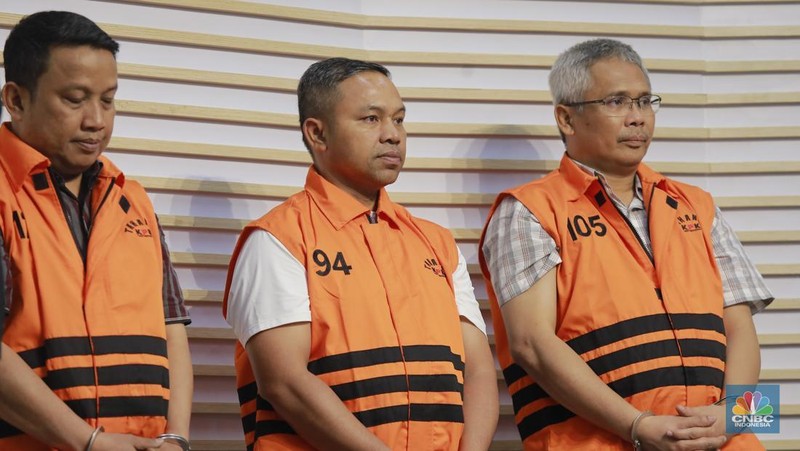 Gubernur Riau Abdul Wahid dan para tersangka mengenakan rompi oranye saat dihadirkan dalam konferensi pers di Gedung Merah Putih Komisi Pemberantasan Korupsi (KPK), Jakarta, Rabu (5/11/2025). (CNBC Indonesia/Muhammad Sabki)
