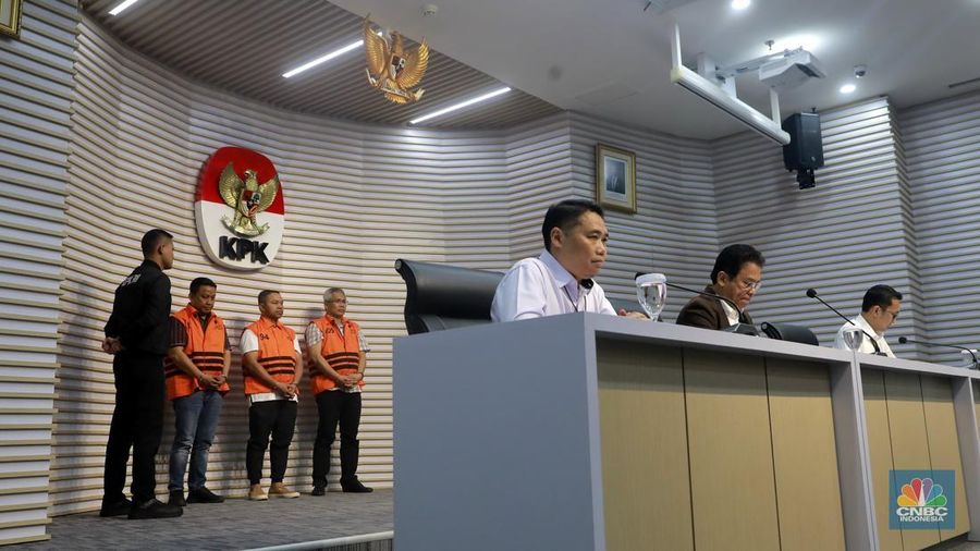 Gubernur Riau Abdul Wahid dan para tersangka mengenakan rompi oranye saat dihadirkan dalam konferensi pers di Gedung Merah Putih Komisi Pemberantasan Korupsi (KPK), Jakarta, Rabu (5/11/2025). (CNBC Indonesia/Muhammad Sabki)