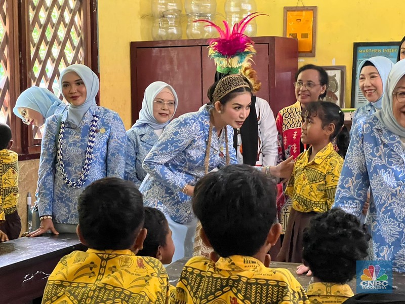 Ibu Wakil Presiden Selvi Gibran Rakabuming melakukan sosialisasi internet sehat pada siswa SD di Manokwari, Papua Barat, Rabu (5/11/2025). (CNBC Indonesia/Halimatus Sa’diyah)