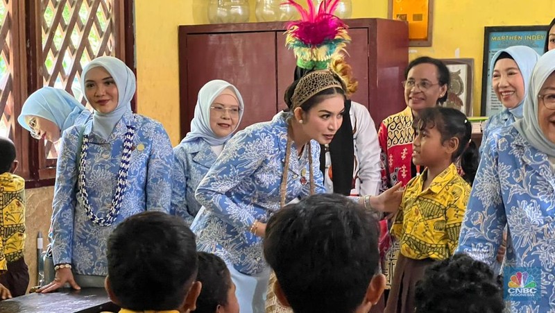 Ibu Wakil Presiden Selvi Gibran Rakabuming melakukan sosialisasi internet sehat pada siswa SD di Manokwari, Papua Barat, Rabu (5/11/2025). (CNBC Indonesia/Halimatus Sa’diyah)