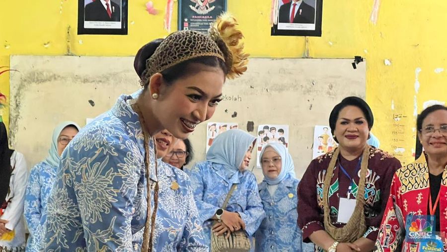 Ibu Wakil Presiden Selvi Gibran Rakabuming melakukan sosialisasi internet sehat pada siswa SD di Manokwari, Papua Barat, Rabu (5/11/2025). (CNBC Indonesia/Halimatus Sa’diyah)