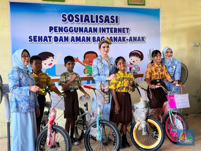 Ibu Wakil Presiden Selvi Gibran Rakabuming melakukan sosialisasi internet sehat pada siswa SD di Manokwari, Papua Barat, Rabu (5/11/2025). (CNBC Indonesia/Halimatus Sa’diyah)