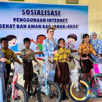 Berkalung Noken, Selvi Gibran Sosialisasi Internet Sehat ke Anak Papua