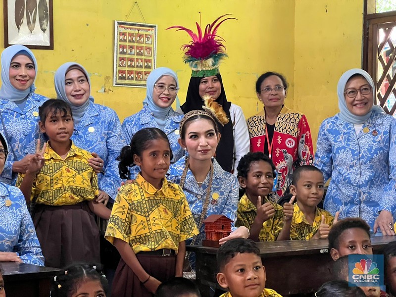 Ibu Wakil Presiden Selvi Gibran Rakabuming melakukan sosialisasi internet sehat pada siswa SD di Manokwari, Papua Barat, Rabu (5/11/2025). (CNBC Indonesia/Halimatus Sa’diyah)