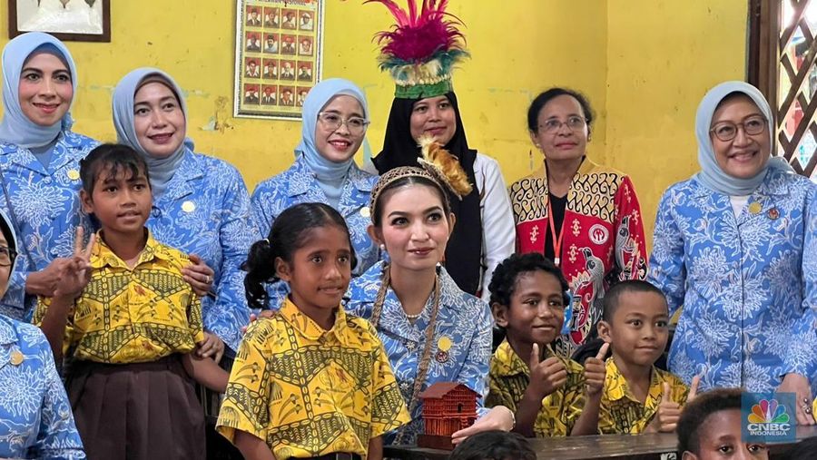 Ibu Wakil Presiden Selvi Gibran Rakabuming melakukan sosialisasi internet sehat pada siswa SD di Manokwari, Papua Barat, Rabu (5/11/2025). (CNBC Indonesia/Halimatus Sa’diyah)