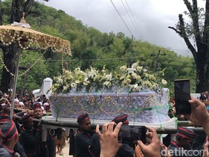 Gerimis Sambut Jenazah Paku Buwono XIII di Imogiri, Ditandu Naiki 400 Anak Tangga