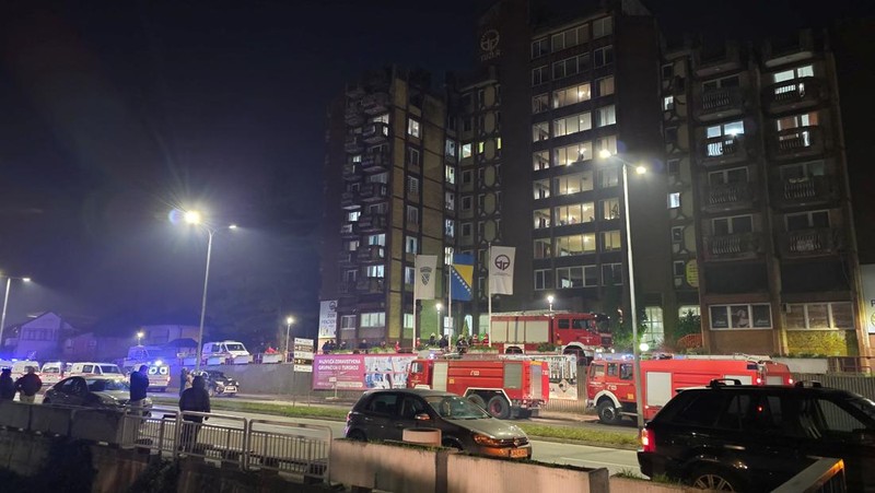 Api membubung saat kebakaran melanda panti jompo, di kota Tuzla, Bosnia dan Herzegovina, 4 November 2025. (REUTERS/Mersiha Bajric)