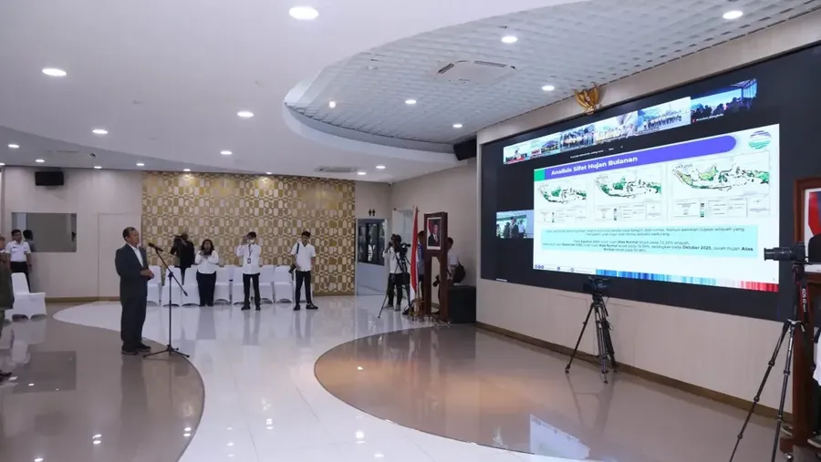 Kepala Badan Meteorologi, Klimatologi, dan Geofisika (BMKG) Teuku Faisal Fathani menyampaikan dalam Apel Kesiapsiagaan Bencana Kementerian Pekerjaan Umum (PU), bahwa Indonesia saat ini tengah memasuki periode peningkatan curah hujan yang menandai peralihan menuju puncak musim hujan. (Dok. BMKG)