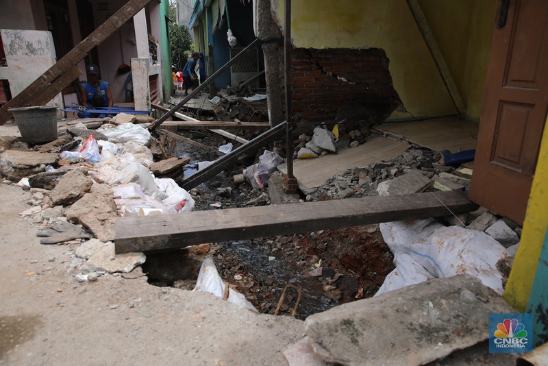Kondisi rumah warga yang mengalami kerusakan akibat pergeseran tanah di sekitar saluran air yang telah berusia puluhan tahun di Kelurahan Makasar, Jakarta, Rabu (5/11/2025). (CNBC Indonesia/Faisal Rahman)