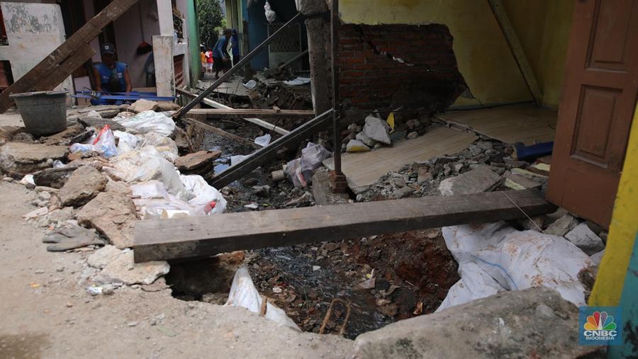 Kondisi rumah warga yang mengalami kerusakan akibat pergeseran tanah di sekitar saluran air yang telah berusia puluhan tahun di Kelurahan Makasar, Jakarta, Rabu (5/11/2025). (CNBC Indonesia/Faisal Rahman)