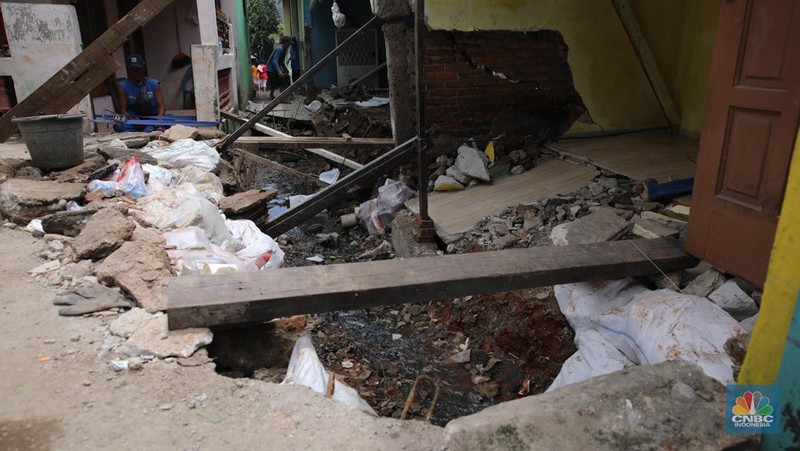 Kondisi rumah warga yang mengalami kerusakan akibat pergeseran tanah di sekitar saluran air yang telah berusia puluhan tahun di Kelurahan Makasar, Jakarta, Rabu (5/11/2025). (CNBC Indonesia/Faisal Rahman)