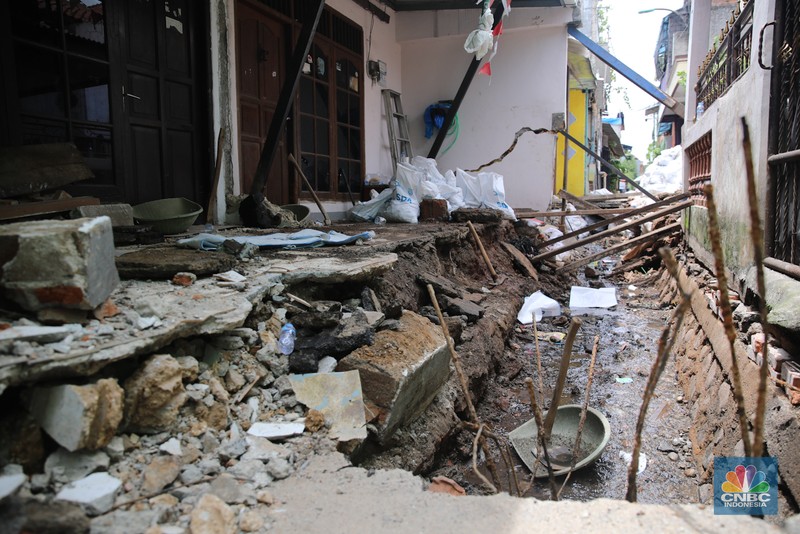 Kondisi rumah warga yang mengalami kerusakan akibat pergeseran tanah di sekitar saluran air yang telah berusia puluhan tahun di Kelurahan Makasar, Jakarta, Rabu (5/11/2025). (CNBC Indonesia/Faisal Rahman)