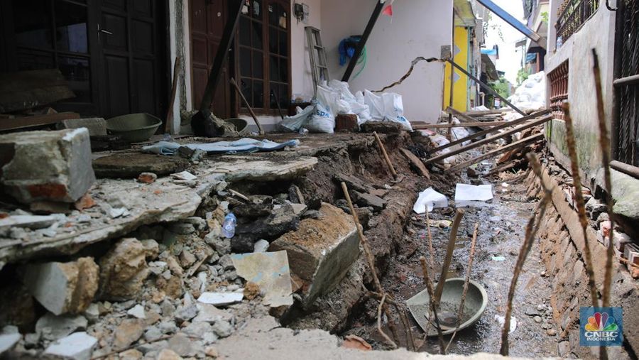 Kondisi rumah warga yang mengalami kerusakan akibat pergeseran tanah di sekitar saluran air yang telah berusia puluhan tahun di Kelurahan Makasar, Jakarta, Rabu (5/11/2025). (CNBC Indonesia/Faisal Rahman)