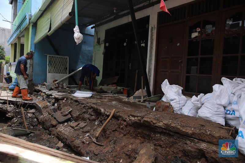 Kondisi rumah warga yang mengalami kerusakan akibat pergeseran tanah di sekitar saluran air yang telah berusia puluhan tahun di Kelurahan Makasar, Jakarta, Rabu (5/11/2025). (CNBC Indonesia/Faisal Rahman)
